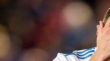 El delantero del Real Madrid Karim Benzemá se lamenta de una jugada ante el Levante. (Foto: EFE/Kai Försterling)