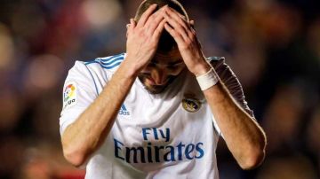 El delantero del Real Madrid Karim Benzemá se lamenta de una jugada ante el Levante. (Foto: EFE/Kai Försterling)