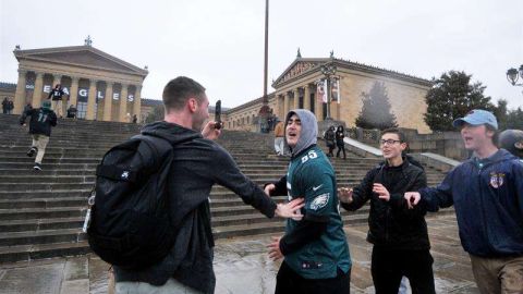 Aficionados en la escalinata del Philadelphia Museum of Art antes del Super Bowl LII entre los Philadelphia Eagles y los New England Patriots. (Foto: EFE/EPA/BASTIAAN SLABBERS)