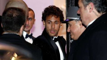 Neymar, del Paris Saint Germain llega al Pavillon Cambon parisino para su fiesta de cumpleaños. (Foto: EFE/EPA/YOAN VALAT)