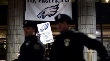 Policías vigilan a los aficionados durante las celebraciones en Philadelphia por la victoria de los Eagles ante los Patriots de Nueva Inglaterra en la 52 edición del Super Bowl. (Foto: EFE/ Bastiaan Slabbers)