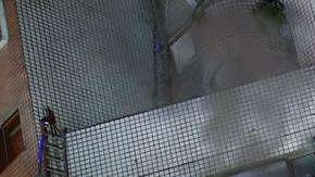 Los servicios de rescate buscan personas en un edificios dañados.  /EFE