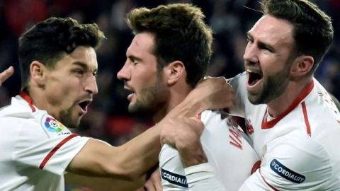 El argentino Franco Damián Vázquez celebra con Jesús Navas y el mexicano Miguel Layún, el pase del Sevilla a la final de la Copa del Rey. (Foto: EFE/Raúl Caro Cadenas)