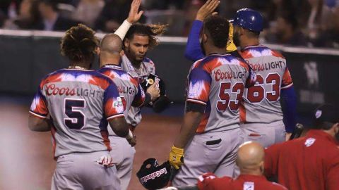 Jugadores de las Águilas Cibaeñas de República Dominicana festejan el pase a la final de la Serie del Caribe 2018. (Foto: EFE/Carlos Zepeda)