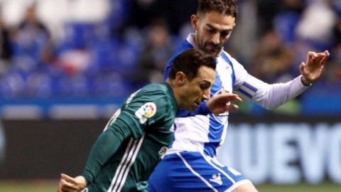 El centrocampista mexicano del Betis Andrés Guardado salió lesionado de Riazor. (Foto: EFE/Cabalar)