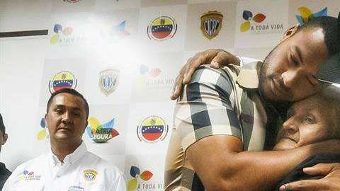 Ana Soto, madre del 'grandesligas' venezolano Elías Díaz (c-i), y de Eminson Soto (d), abraza a sus hijos tras el rescate. EFE