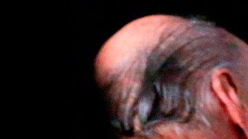 La diseñadora abrazó a su esposo Reinaldo Herrera al cierre de su última Semana de la Moda de Nueva York