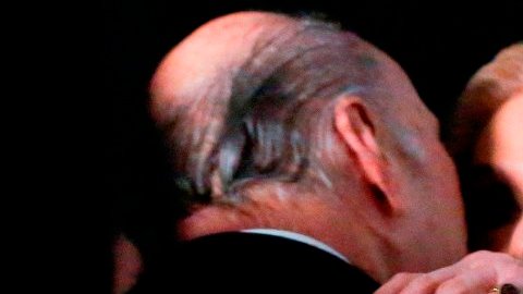 La diseñadora abrazó a su esposo Reinaldo Herrera al cierre de su última Semana de la Moda de Nueva York