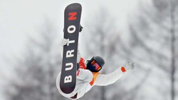 El estadounidense Shaun White impuso el peso de su leyenda en el Snowboard Halfpipe de PyeongChang 2018. (EFE/EPA/SERGEI ILNITSKY)