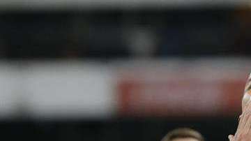 El jugador de América Mateus Uribe festeja su doblete ante Morelia en el estadio Azteca ( EFE/José Méndez).