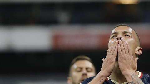 El jugador de América Mateus Uribe festeja su doblete ante Morelia en el estadio Azteca ( EFE/José Méndez).
