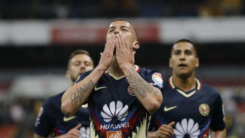 El jugador de América Mateus Uribe festeja su doblete ante Morelia en el estadio Azteca ( EFE/José Méndez).