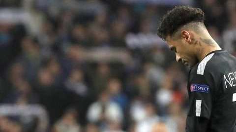 El delantero brasileño del PSG, Neymar da Silva, lleno de decepción tras perder con el Real Madrid en la Champions. (Foto: EFE / Kiko Huesca)
