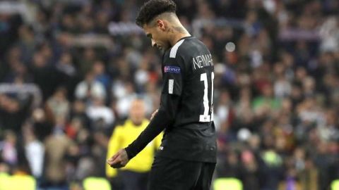 El delantero brasileño del PSG, Neymar da Silva, lleno de decepción tras perder con el Real Madrid en la Champions. (Foto: EFE / Kiko Huesca)