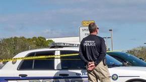 Varios policías vigilan frente a la escuela Marjory Stoneman Douglas de la ciudad de Parkland, Florida.