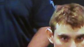 El sospechoso del tiroteo escolar Nikolas Cruz, acompañado de la asistente del defensor público Melisa McNeill, comparece en video en la corte del condado de Broward.