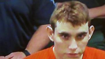 El sospechoso del tiroteo escolar Nikolas Cruz, acompañado de la asistente del defensor público Melisa McNeill, comparece en video en la corte del condado de Broward.