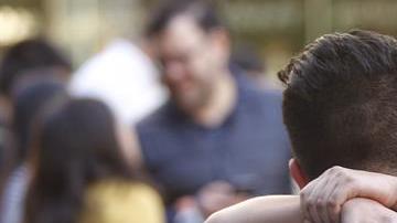 Personas desalojan un centro comercial tras el sismo registrado en Ciudad de México.