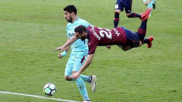 El delantero uruguayo del FC Barcelona, Luis Suárez le pisa los talones a Messi en el campeonato de goleo español. (EFE/GORKA ESTRADA)