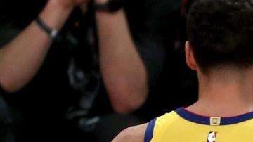 Klay Thompson felicita a Devin Booker, tras superarlo en el concurso de los triples