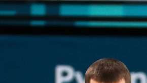 El jugador de curling ruso Aleksandr Krushelnitckii compitiendo en PyeongChang 2018. (Foto: EFE/EPA/JAVIER ETXEZARRETA)