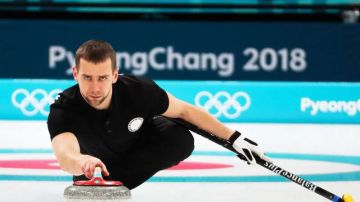 El jugador de curling ruso Aleksandr Krushelnitckii compitiendo en PyeongChang 2018. (Foto: EFE/EPA/JAVIER ETXEZARRETA)