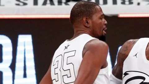 Lebron James y Kevin Durant del Team Lebron celebran el triunfo en el All-Star game 2018 de la NBA. (Foto: EFE/EPA/MIKE NELSON)