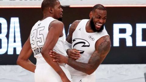Lebron James y Kevin Durant del Team Lebron celebran el triunfo en el All-Star game 2018 de la NBA. (Foto: EFE/EPA/MIKE NELSON)