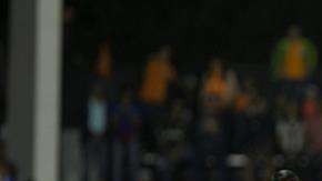 Richard Dabas de Cibao FC disputa el balón con jugadores de Chivas en partido de la Concachampions (Foto: EFE/Orlando Barría)