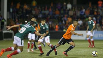 Richard Dabas de Cibao FC disputa el balón con jugadores de Chivas en partido de la Concachampions (Foto: EFE/Orlando Barría)