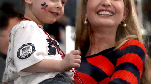 Ivanka ha tenido una agenda intensa en Seúl y Pyeongchang. Aquí sostiene un pequeño compatriota suyo