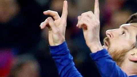 El delantero argentino del Barcelona Lionel Messi celebra su segundo gol ante el Girona,en honor a su abuelo. (Foto: EFE/ Enric Fontcuberta)