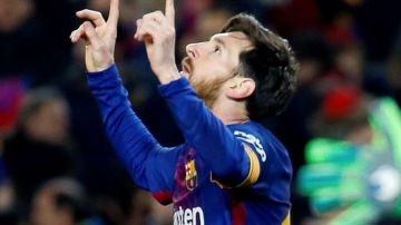 El delantero argentino del Barcelona Lionel Messi celebra su segundo gol ante el Girona,en honor a su abuelo. (Foto: EFE/ Enric Fontcuberta)