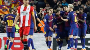 Los jugadores del FC Barcelona celebran el contundente triunfo ante el Girona en el Camp Nou. (Foto: EFE/Alberto Estévez)