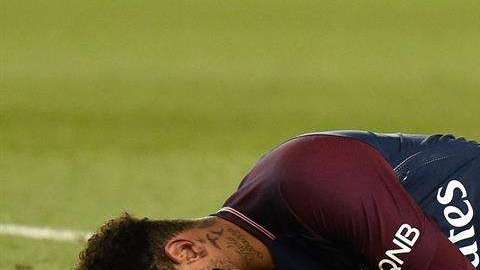 Neymar Jr del Paris Saint Germain se duele de una torcedura durante el partido frente al Olympique de Marsella. (Foto: EFE/EPA/CHRISTOPHE PETIT TESSON)
