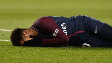 Neymar Jr del Paris Saint Germain se duele de una torcedura durante el partido frente al Olympique de Marsella. (Foto: EFE/EPA/CHRISTOPHE PETIT TESSON)