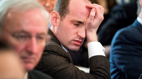 A Stephen Miller le ganó el sueño.