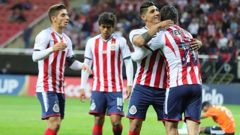 Jugadores de Chivas celebran un gol contra Cibao en partido de la Liga de Campeones de la Concacaf. (Foto: EFE/Carlos Zepeda)