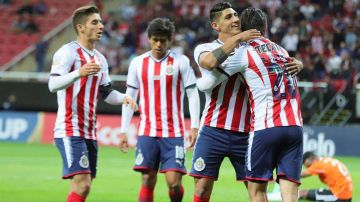 Jugadores de Chivas celebran un gol contra Cibao en partido de la Liga de Campeones de la Concacaf. (Foto: EFE/Carlos Zepeda)