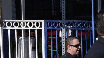 Hubo una fuerte presencia policial en la escuela. (Aurelia Ventura)
