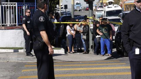 Hubo una fuerte presencia policial en la escuela. (Aurelia Ventura)