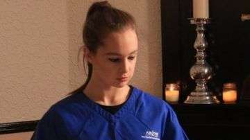 Ellie dice que no le molesta tocar los cuerpos muertos.