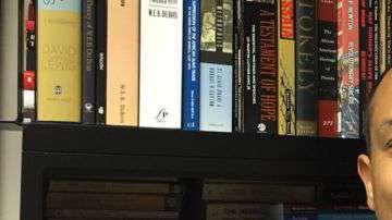 El profesor Ted Thornhill ha recibido amenazas por dictar este curso.