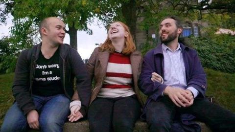 Noni está al mismo tiempo con Oliver y Morgan, quien además tiene otra novia. Pero Oliver y Morgan no mantienen una relación entre ellos. Foto: BBC.