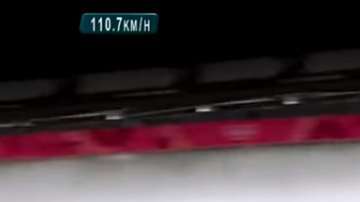 Emily Sweeney no pudo controlar el trineo y se impactó