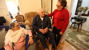 La dominicana Lidia Jiménez, de 86 años (izq), y su esposo por más de 60 años Alcides Jiménez, de 88, junto a su hermana Victoria Navarro, en su departamento de Washington Heights.