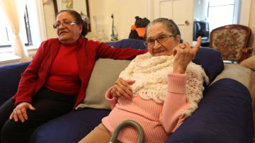 Victoria Navarro de 71 años (izq.) ha sido la cuidadora del hogar de su hermana Lidia, de 86 años (der.) y de su cuñado Alcides Jiménez de 88 años desde el 2009.