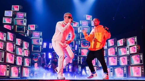 Bad Bunny y J Balvin sobre el escenario de Premio Lo Nuestro 2018