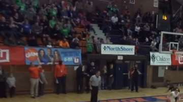 Blake Peters logró un enceste de un lado a otro en dos segundos