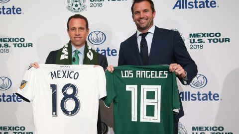 Gerardo Torrado, director deportivo de la selección mexicana, y Chris Klein, presidente del Galaxy, club que actúa como anfitrión del Tri para el juego del 28 de mayo contra Gales.